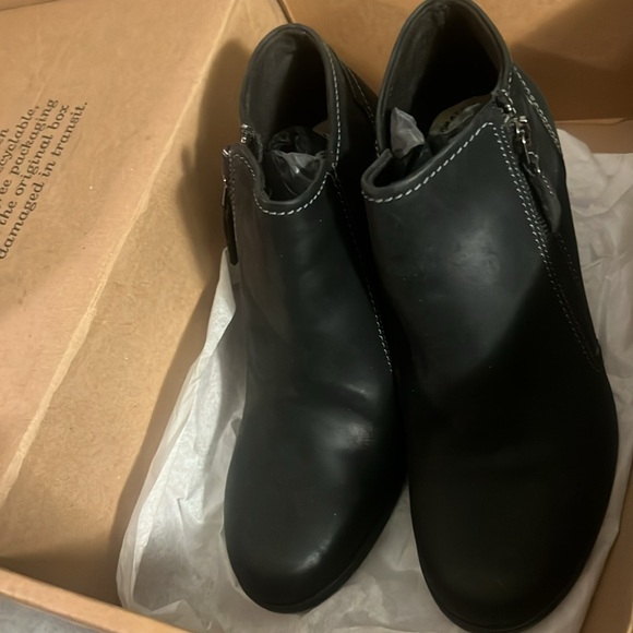Clark's Diane Pioneer Black Leather booties size 7M, new without original box - Picture 3 of 6